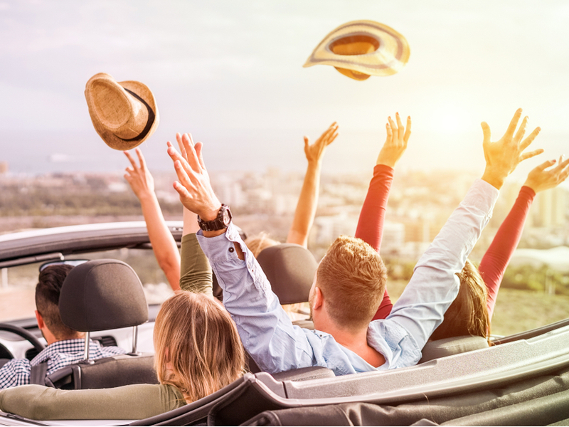 prijatelji na putovanju automobilom